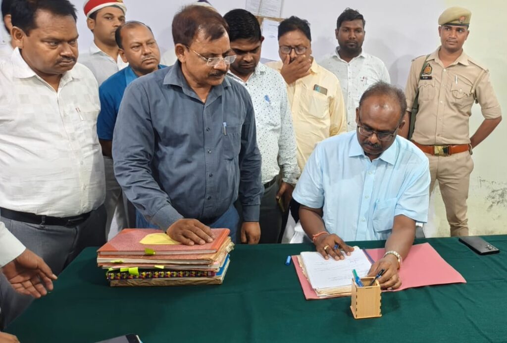 सुशासन और जनकल्याण हमारी प्राथमिकता-- नवागत डीएम महाराजगंज