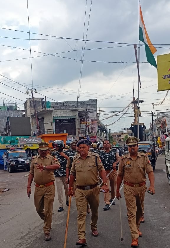 त्योहारों के मद्देनजर नौतनवा में पुलिस का पैदल मार्च
