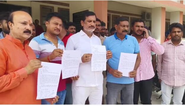 भैरहवा में बढ़ते कैसिनो के खिलाफ नौतनवा में जोरदार प्रदर्शन, एसडीएम को सौंपा ज्ञापन