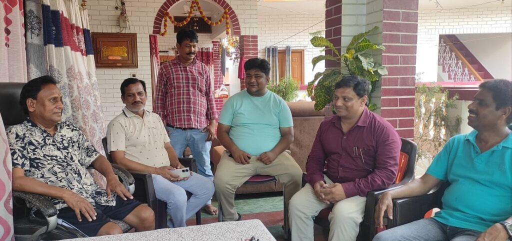 अध्यक्ष बृजेश मणि त्रिपाठी ने जाना वरिष्ठ समाजसेवी नंदलाल जायसवाल का हालचाल