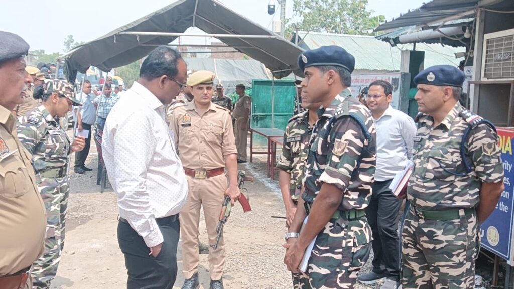 महराजगंज के नवागत जिलाधिकारी पहुंचे सोनौली बार्डर, सुरक्षा व्यवस्था का लिया जायजा