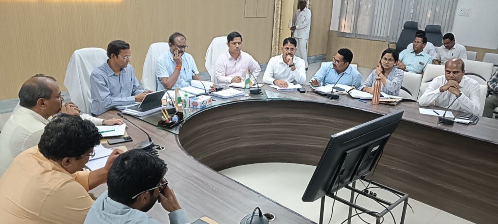 जिलाधिकारी ने अधिकारियों संग की समीक्षा बैठक,बाढ़ सुरक्षा कार्यों की प्रगति तेज करने के निर्देश