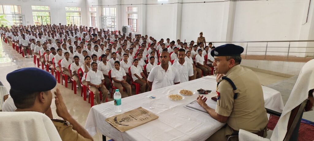 एसपी महराजगंज ने नवनियुक्त आरक्षियों को सिखाई सोशल मीडिया की मर्यादा
