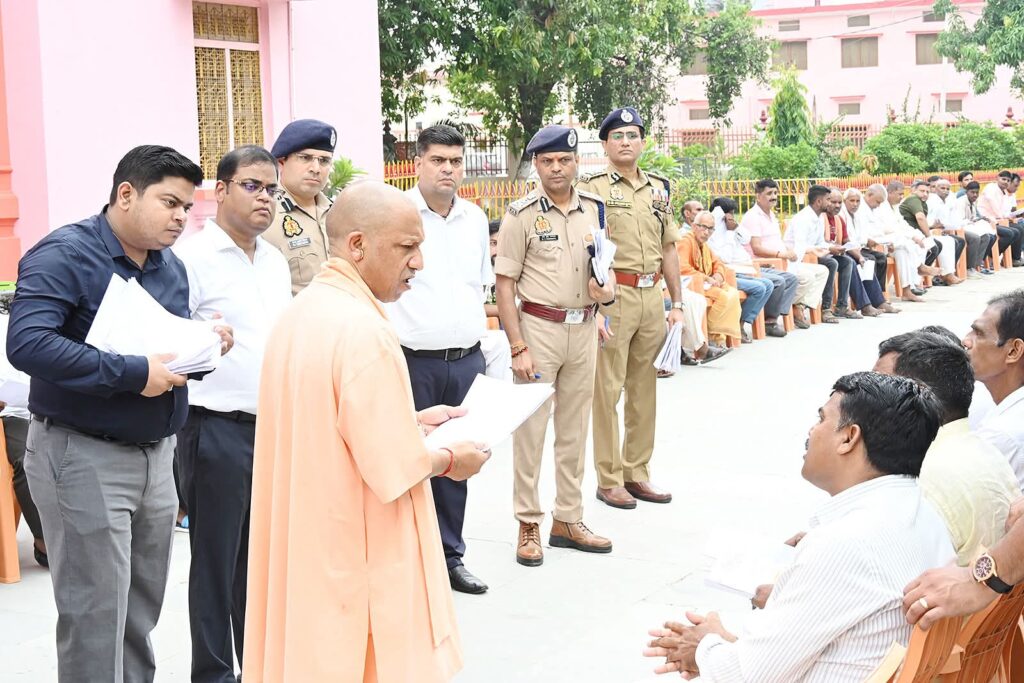 गोरखपुर में ‘जनता दर्शन’ में मुख्यमंत्री योगी ने सुनी जन समस्याएं