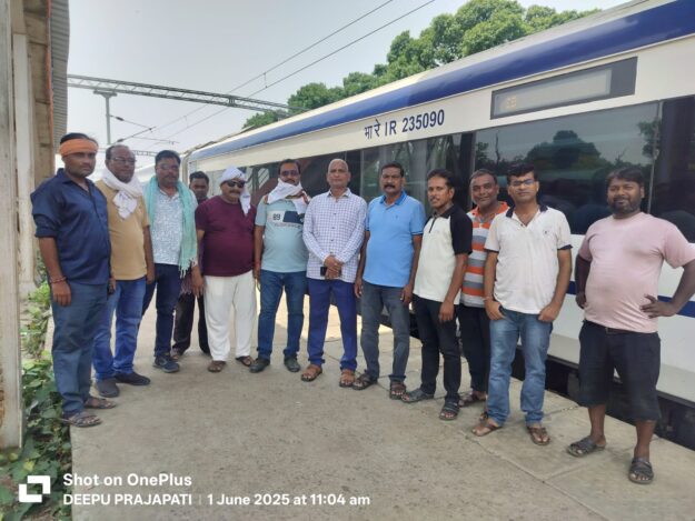 नौतनवा रेलवे स्टेशन पहुंची वंदे भारत ट्रेन, चेयरमैन ने किया भव्य स्वागत