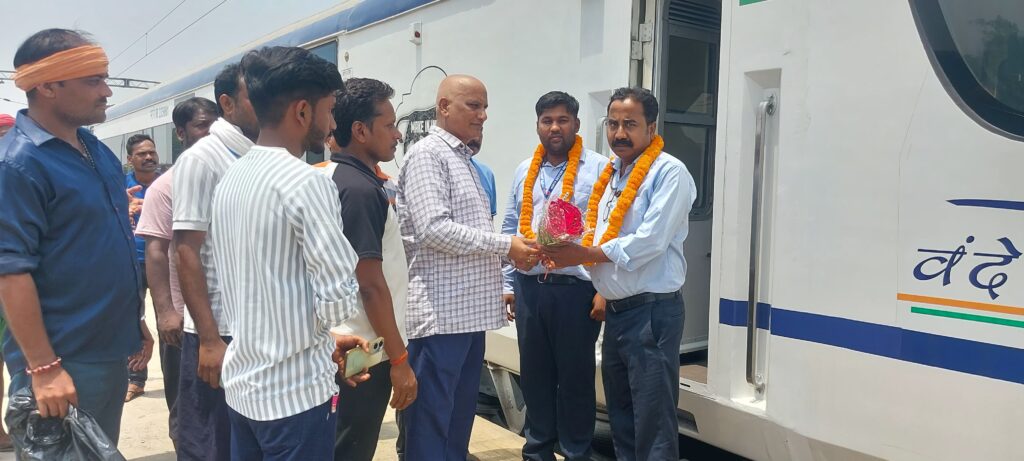 नौतनवा रेलवे स्टेशन पहुंची वंदे भारत ट्रेन, चेयरमैन ने किया भव्य स्वागत
