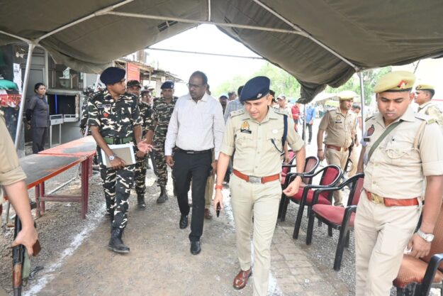महराजगंज के नवागत जिलाधिकारी पहुंचे सोनौली बार्डर, सुरक्षा व्यवस्था का लिया जायजा