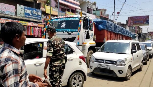 सोनौली में जाम बना सिरदर्द, व्यापारियों ने जताई नाराजगी, पुलिस-एसएसबी के बीच नोकझोंक