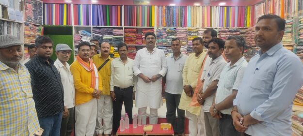 विधायक ऋषि त्रिपाठी फिर पहुंचे सोनौली बाजार, व्यापारियों से किए संवाद