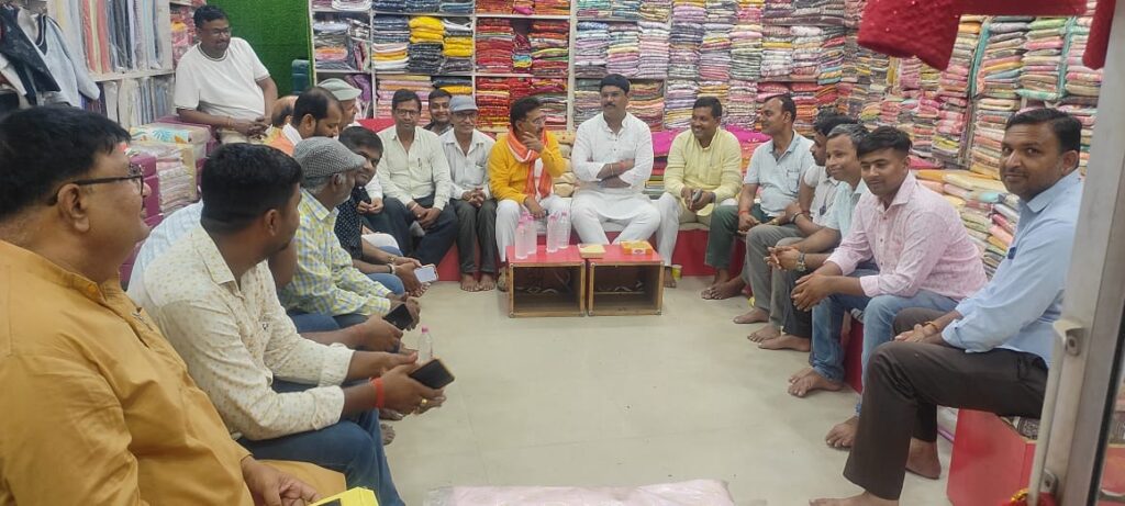 विधायक ऋषि त्रिपाठी फिर पहुंचे सोनौली बाजार, व्यापारियों से किए संवाद