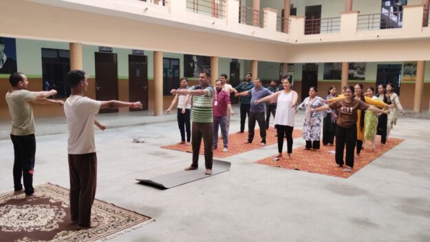 नौतनवा के बचपन व ए.बी. इंटरनेशनल स्कूल परिवार ने मनाया योग दिवस