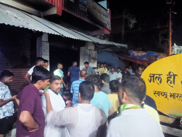 नौतनवा पड़ाव मैदान की कपड़े की दुकान में देर रात लगी भीषण आग