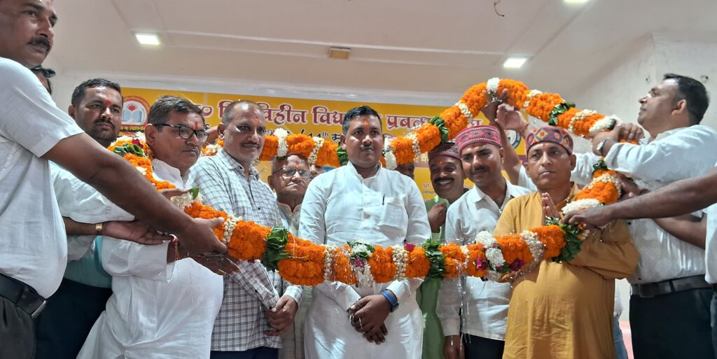 उत्तर प्रदेश वित्तविहीन विद्यालय प्रबंधक संघ का 14वां स्थापना दिवस नौतनवा मे धूमधाम से मनाया गया