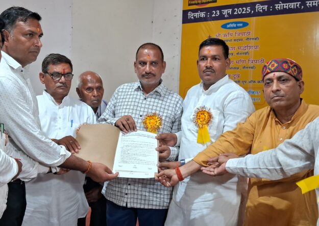 उत्तर प्रदेश वित्तविहीन विद्यालय प्रबंधक संघ का 14वां स्थापना दिवस नौतनवा मे धूमधाम से मनाया गया