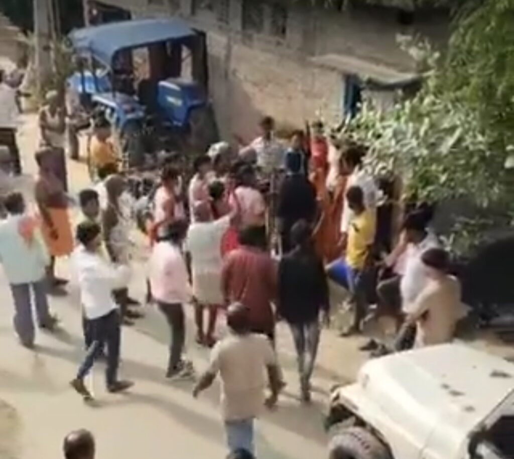 महाराजगंज: शादी से लौट रही बारात पर दबंगों का हमला, लाठी-डंडों से पिटाई, वीडियो वायरल