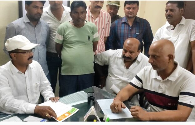 बिजली संकट को लेकर अध्यक्ष नौतनवा ने विद्युत विभाग को सौंपा मांग पत्र 