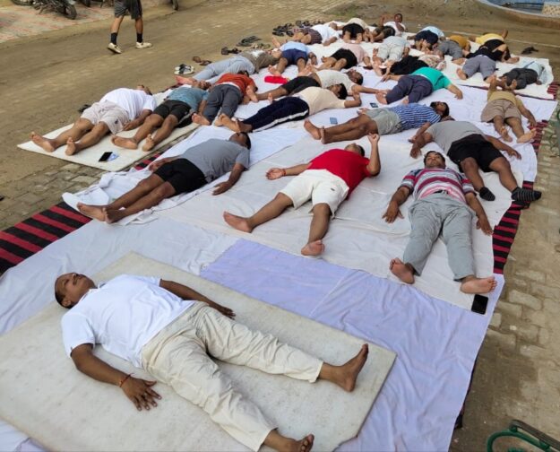 करो योग, रहो निरोग : नौतनवा में 11वें योग दिवस पर योग शिविर का भव्य आयोजन