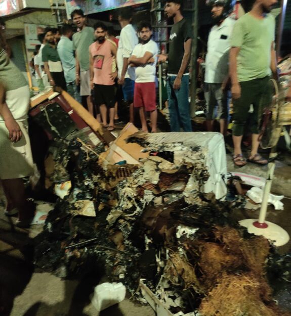 सोनौली: संदीप ट्रेडर्स में भीषण आग, भारत-नेपाल की फायर ब्रिगेड ने संयुक्त रूप से पाया काबू