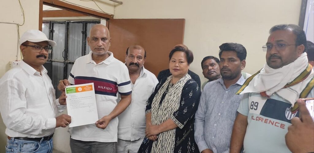 बिजली संकट को लेकर अध्यक्ष नौतनवा ने विद्युत विभाग को सौंपा मांग पत्र 