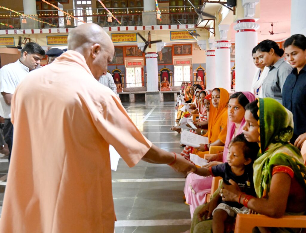 मुख्यमंत्री योगी आदित्यनाथ ने जनता दर्शन में सुनीं लोगों की समस्याएं