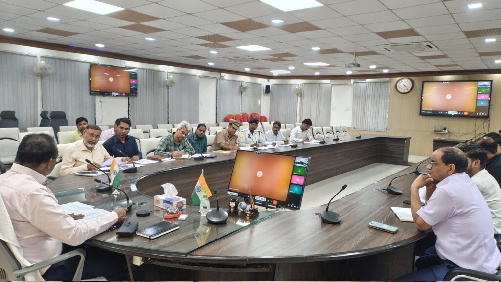 सड़क सुरक्षा को लेकर जिलास्तरीय समिति की बैठक संपन्न, डीएम ने दिए निर्देश