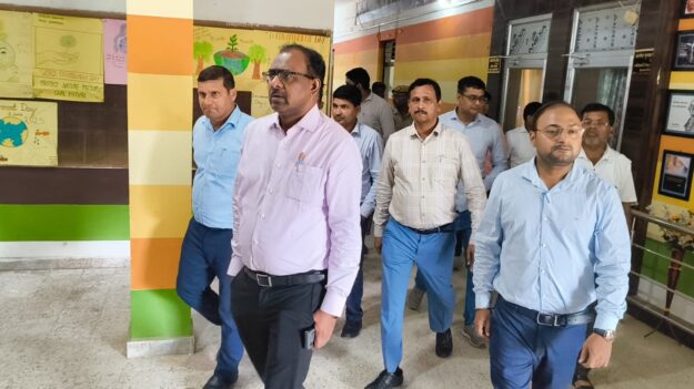 जिलाधिकारी का डाइट महराजगंज के औचक निरीक्षण से हड़कंप