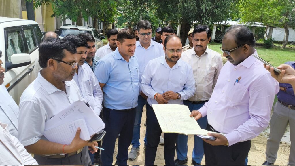 जिलाधिकारी का डाइट महराजगंज के औचक निरीक्षण से हड़कंप