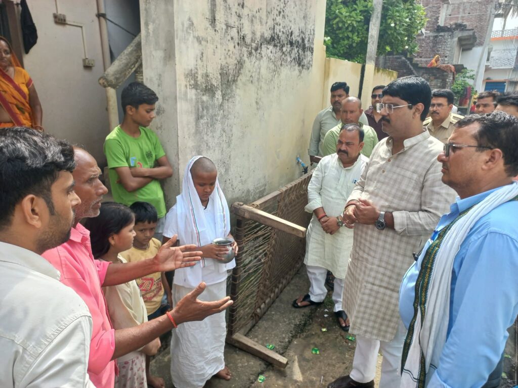 विधायक ऋषि त्रिपाठी ने विद्युत स्पर्शाघात से मृत अनिरुद्ध के परिजनों से की मुलाकात