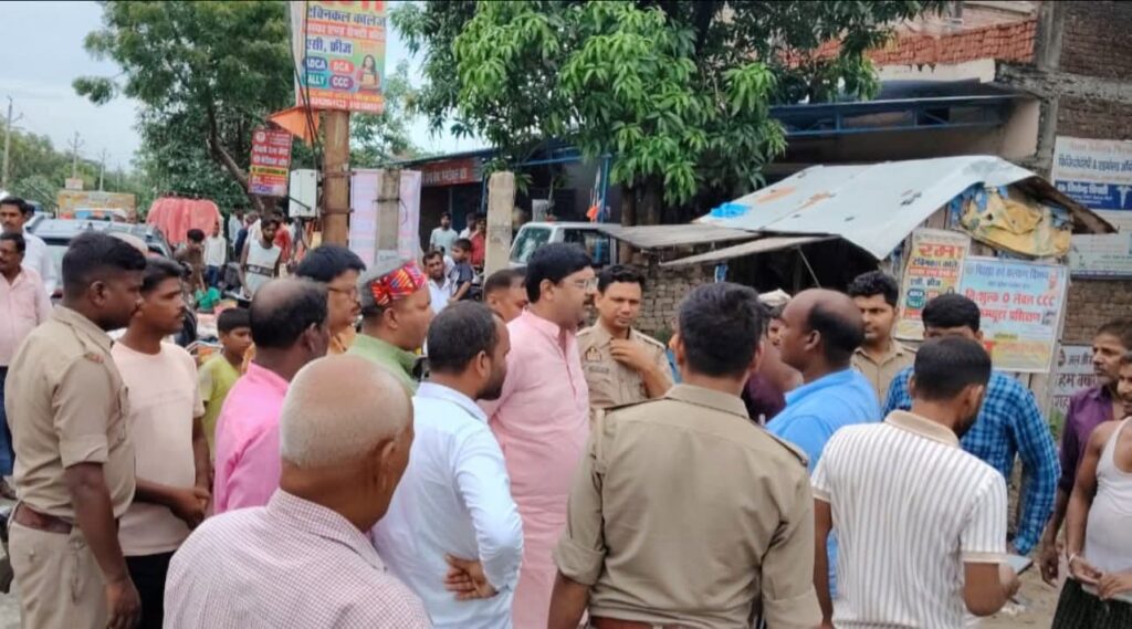 नौतनवा ब्लॉक के गजरहा चौराहे पर विधायक ने जनसंवाद कर सुनीं समस्याएं