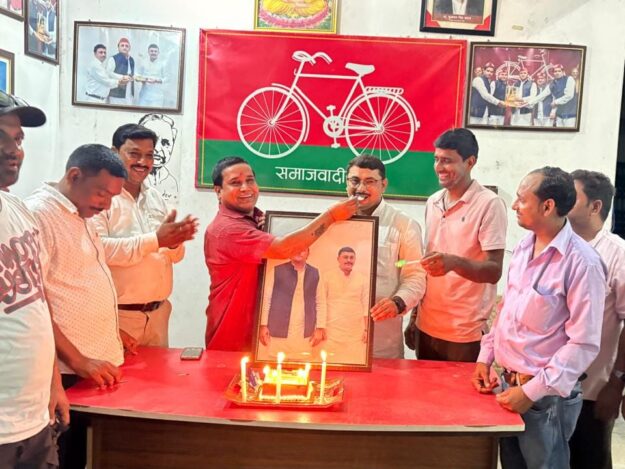 अखिलेश यादव के जन्मदिन पर सोनौली में समाजवादियों ने मनाया उत्सव