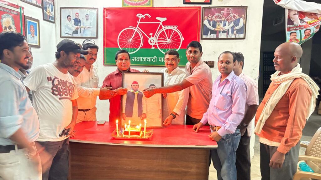 अखिलेश यादव के जन्मदिन पर सोनौली में समाजवादियों ने मनाया उत्सव