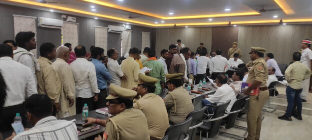 नौतनवा तहसील: संपूर्ण समाधान दिवस में उमड़े फरियादी, डीएम और एसपी ने सुनीं समस्याएं