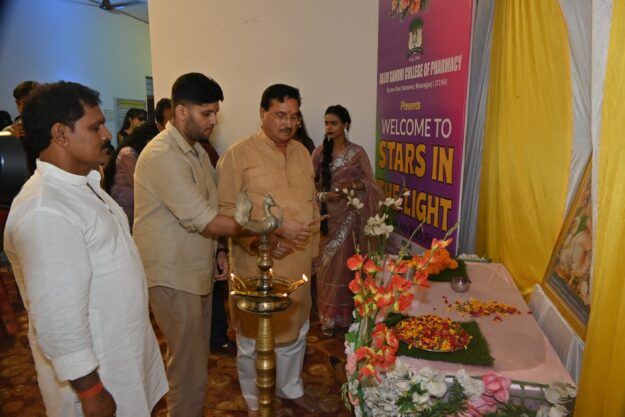 राजीव गांधी कॉलेज ऑफ फार्मेसी नौतनवा में भव्य फ्रेशर पार्टी, प्रबंधक ने दी छात्रों को शुभकामनाएं