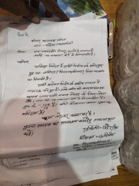 फरेंदा: दबंगों ने लाठी के बल पर किया घर और जमीन पर कब्जा