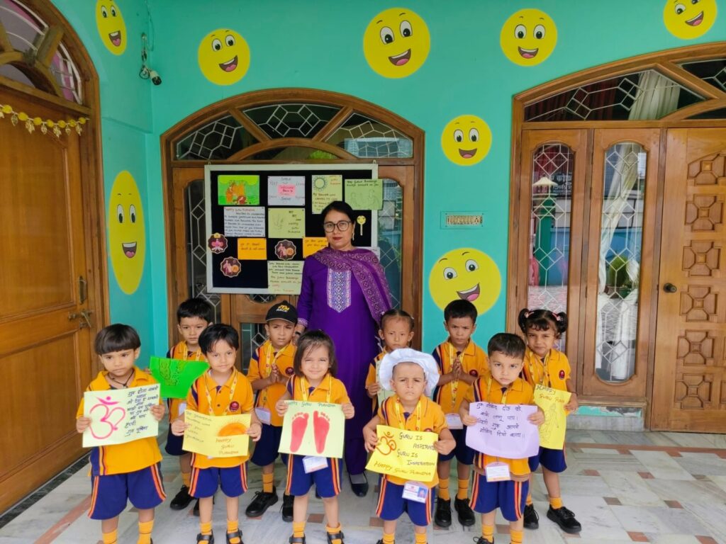 नौतनवा के बचपन स्कूल में हर्षोल्लास से मनाया गया गुरु वंदन का पर्व