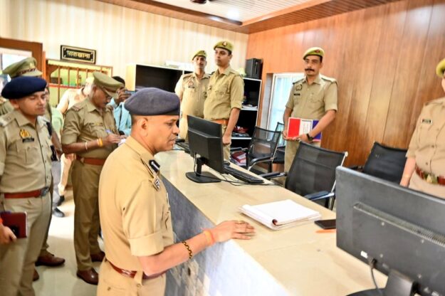 थाना समाधान दिवस पर डीआईजी गोरखपुर एवं एसपी महराजगंज ने की जनसुनवाई