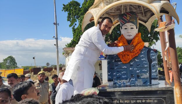 नौतनवा में अमर शहीद पूरन बहादुर थापा को श्रद्धांजलि, विधायक ऋषि त्रिपाठी ने किया माल्यार्पण