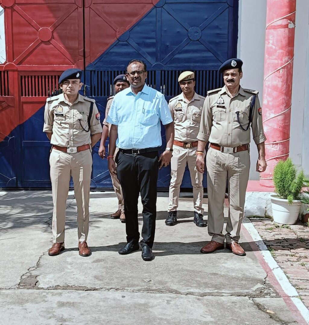 महराजगंज जिला जेल का डीएम एवं एसपी ने किया औचक निरीक्षण