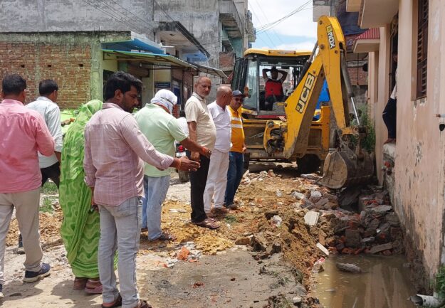 नौतनवा नगर में विकास कार्यों का निरीक्षण, लापरवाही बर्दाश्त नहीं--अध्यक्ष बृजेश मणि त्रिपाठी