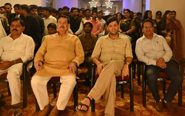 राजीव गांधी कॉलेज ऑफ फार्मेसी नौतनवा में भव्य फ्रेशर पार्टी, प्रबंधक ने दी छात्रों को शुभकामनाएं