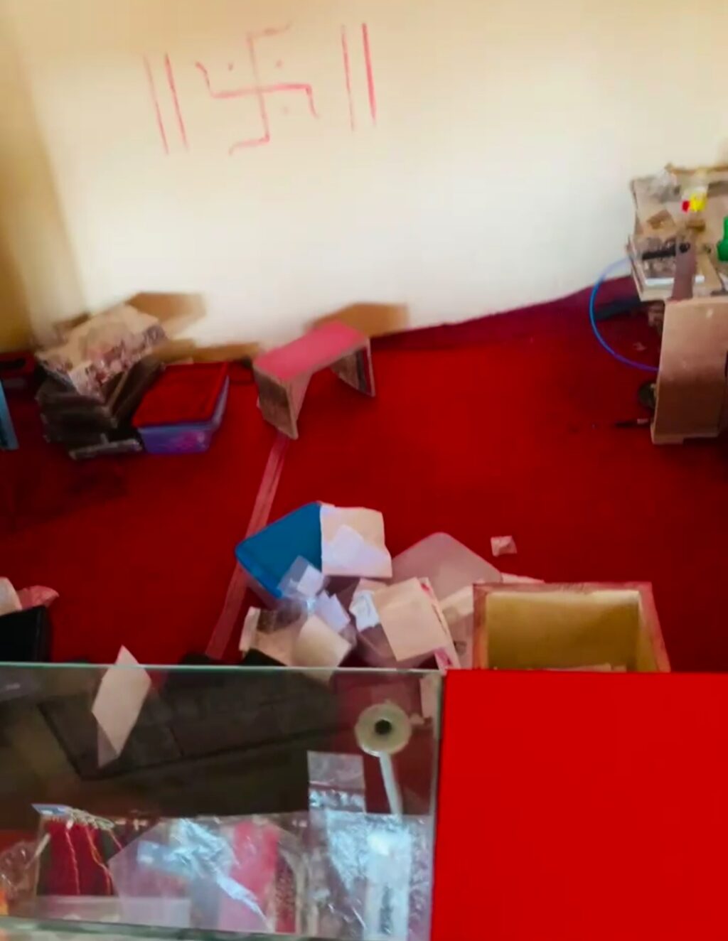 सोनौली: स्वर्ण आभूषण की दुकान में शटर तोड़कर लाखों की चोरी, व्यापारियों में दहशत