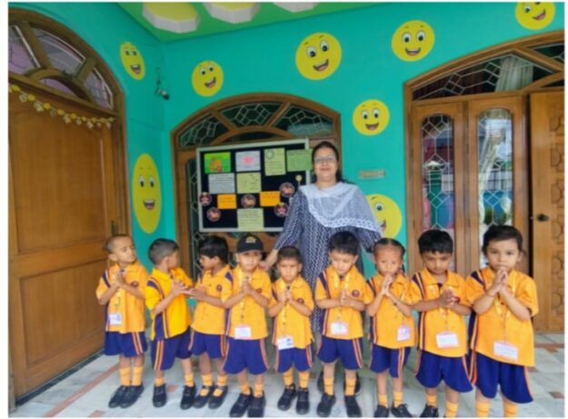 नौतनवा के बचपन स्कूल में हर्षोल्लास से मनाया गया गुरु वंदन का पर्व