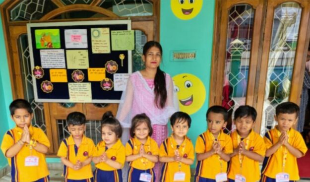 नौतनवा के बचपन स्कूल में हर्षोल्लास से मनाया गया गुरु वंदन का पर्व