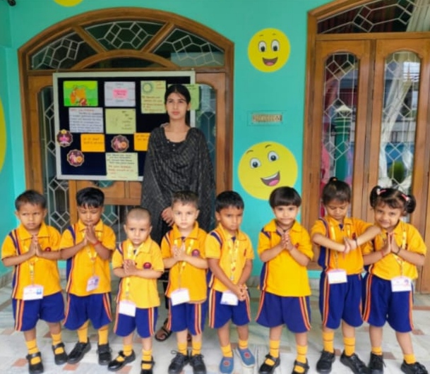 नौतनवा के बचपन स्कूल में हर्षोल्लास से मनाया गया गुरु वंदन का पर्व