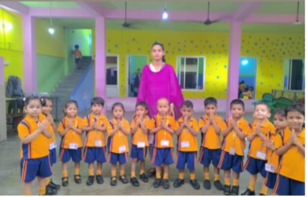 नौतनवा के बचपन स्कूल में हर्षोल्लास से मनाया गया गुरु वंदन का पर्व