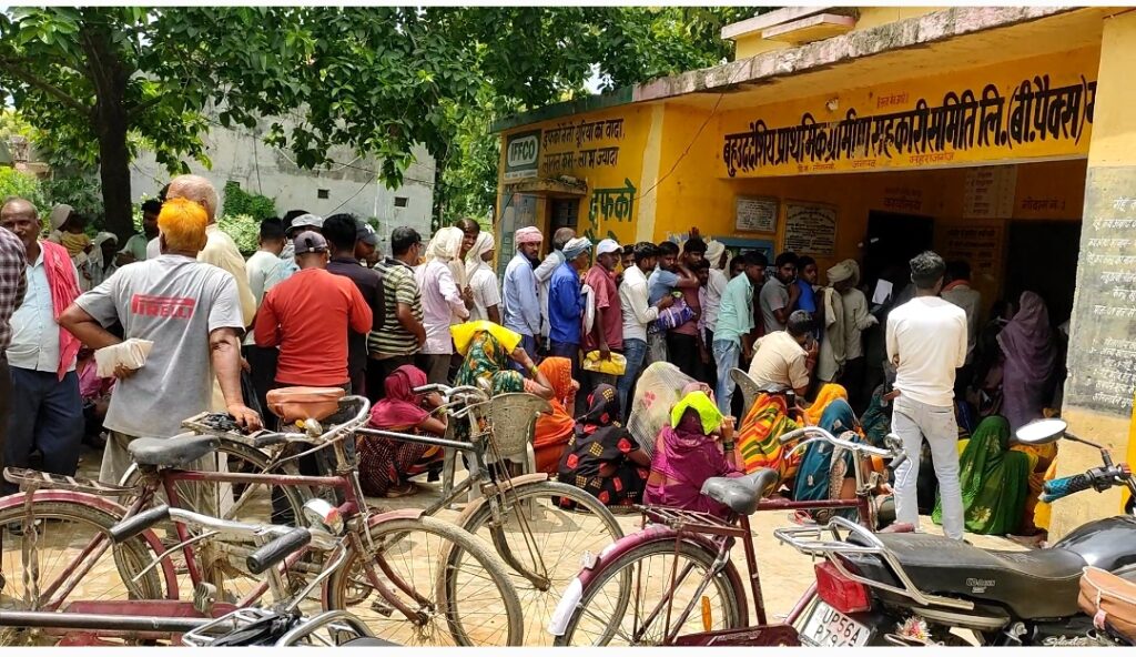 सोनौली: महुअवा समिति पर खाद को लेकर किसानों का हंगामा, पुलिस की निगरानी में शुरू हुआ वितरण