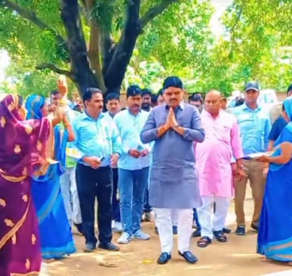 नौतनवा विधायक ऋषि त्रिपाठी की किसानों के लिए विशेष पहल, खाद संकट से मिलेगी राहत