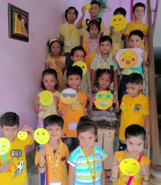 नौतनवा के बचपन स्कूल में विश्व इमोजी दिवस हर्षोल्लास से मनाया गया