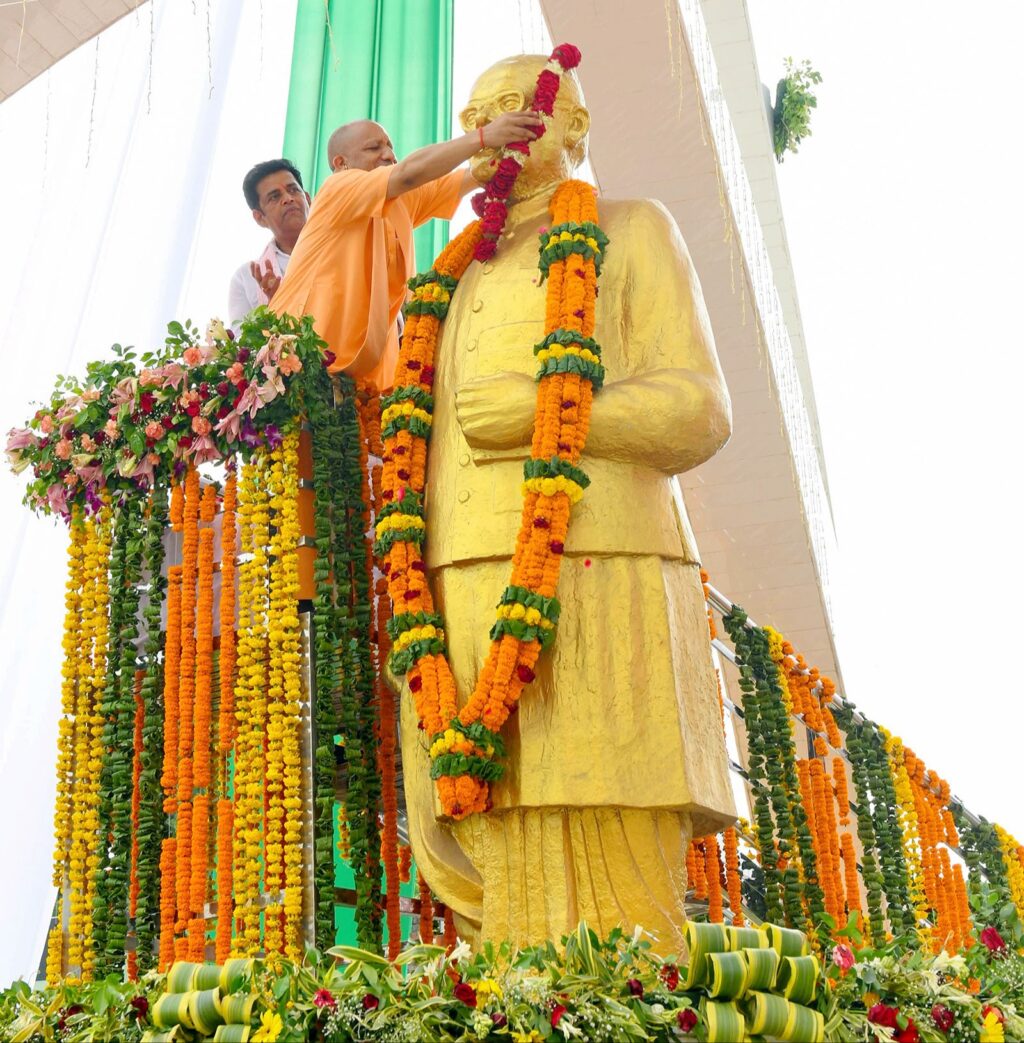 गोरखपुर में लोकनायक जयप्रकाश नारायण जी की प्रतिमा का मुख्यमंत्री ने किया अनावरण