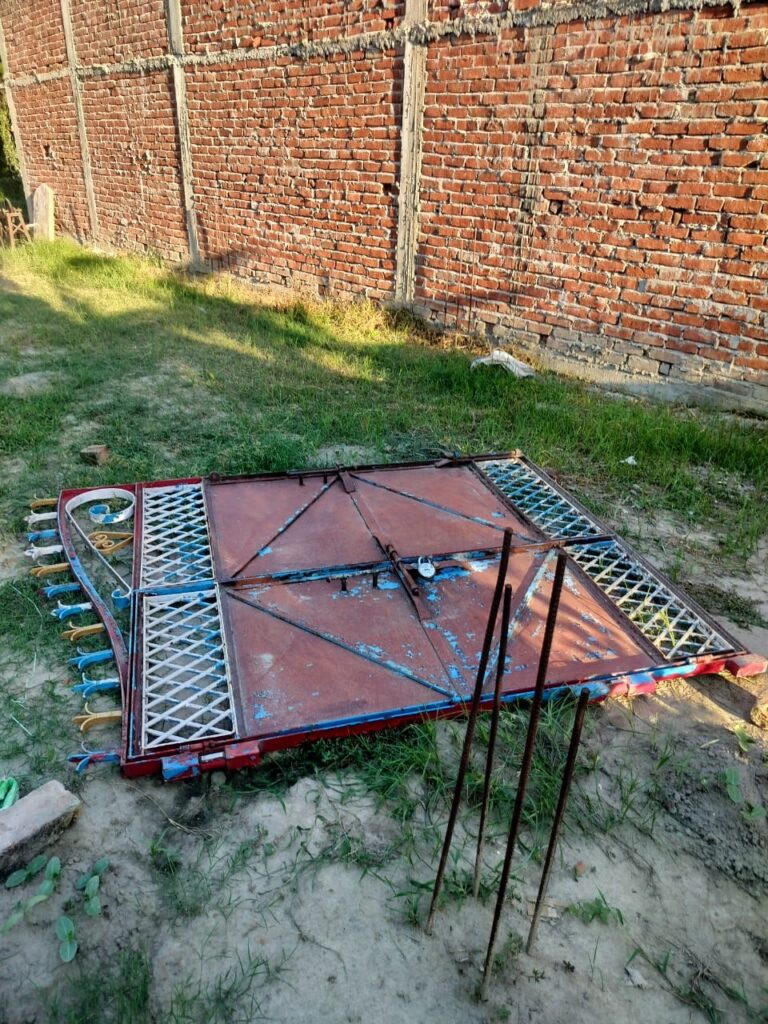 फरेंदा: दबंगों ने लाठी के बल पर किया घर और जमीन पर कब्जा